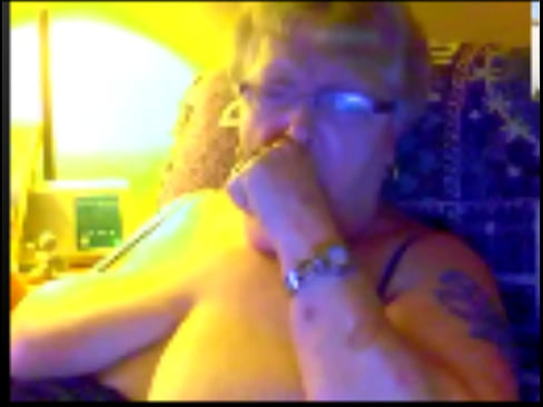 Emma Tipton show herself naked on webcam
