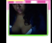 Mayara - Morena &quot evang&eacute lica&quot adora mostrar e lamber os seios na webcam.